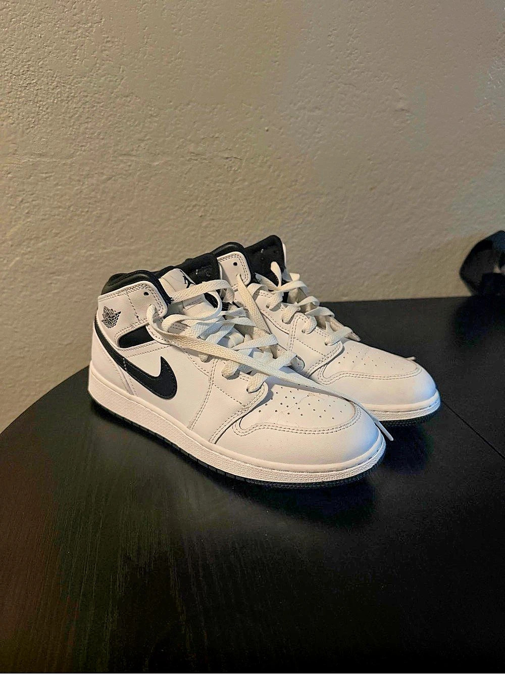Jordan Air Jordan 1 Mid White & Black US 6.5Y Like New